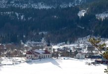 Vibyggerå kyrka sett från Skuleberget